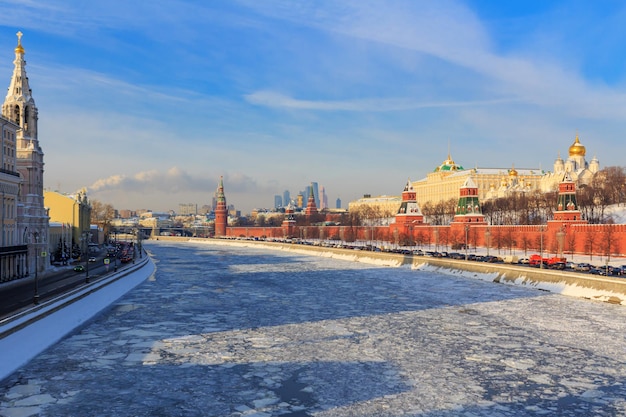 Gefrorener Moskwa-Fluss gegen Moskauer Kreml am sonnigen Wintermorgen