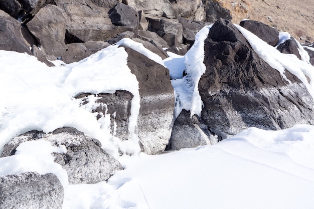 Gefrorener See mit Felsen im Winter. Kars - Türkei