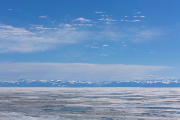 Gefrorener See und schneebedeckte Berge Winterlandschaft