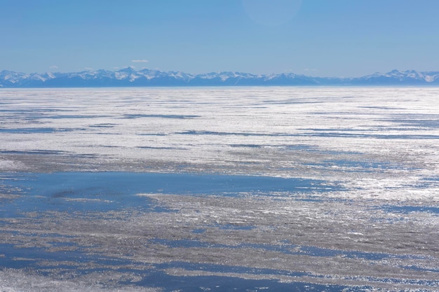 Gefrorener See und schneebedeckte Berge Winterlandschaft