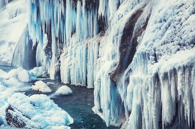 Gefrorener Wasserfall in den Bergen. Schöne Winterlandschaft.