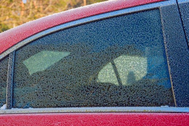 Gefrorenes Autoglas im Frost