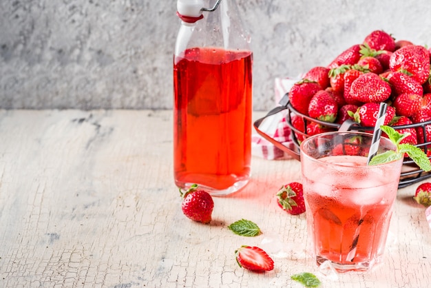 Gefrorenes Erdbeergetränk, Saft, Mojito-Cocktail oder Likör mit frischen Erdbeeren