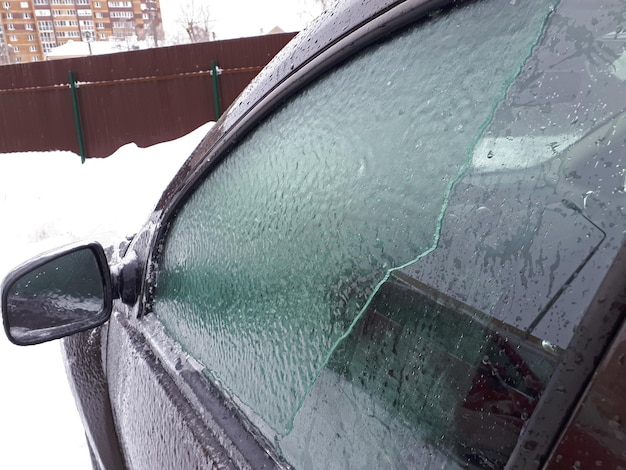 Gefrorenes Fenster mit Eisschicht bedeckt