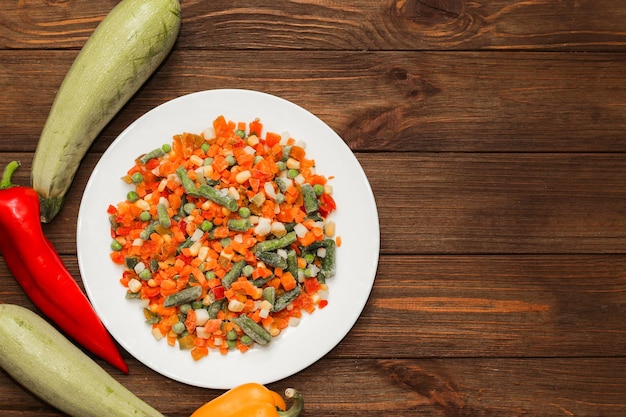 Gefrorenes Gemüse Karotten Erbsen Bohnen in einem Teller
