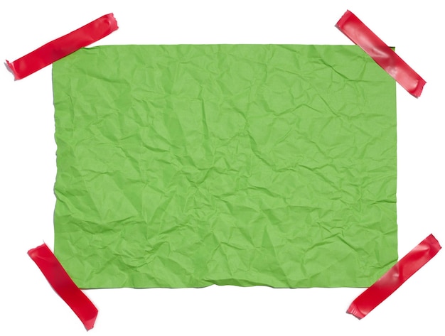 Foto gefrorenes grünes blatt, mit rotem elektroband auf weißem hintergrund geklebt