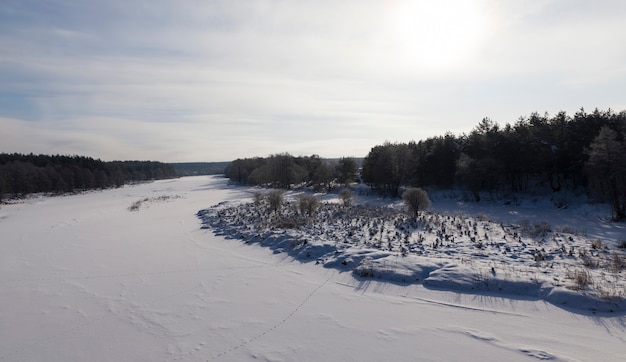 Gefrorenes Wasser im Fluss bei kaltem Wetter, Wintersaison mit Frost und Schnee