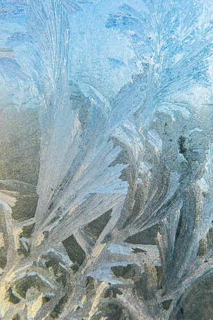 Gefrorenes Winterfenster mit glänzendem Eisfrostmuster Textur Weihnachtswundersymbol abstrakten Hintergrund ...