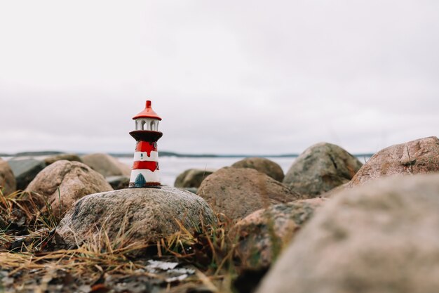 Gefrorenes wintermeer mit dekorativem leuchtturm. nautischer lebensstil. winter-, see-, reise-, abenteuer-, ferien- und urlaubskonzept. reisen sie im jahr 2021