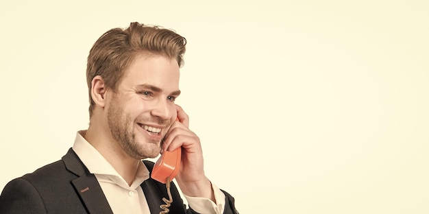 Gefühl des guten altmodischen Festnetzanschlusses in der Hand Fröhlicher Kerl spricht beim Telefonanruf Telefonanruf-Manager