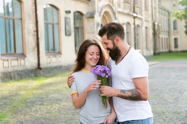 Gefühle ausdrücken Frau genießt Duft Bouquet Blumen Dame mag Blumen Ehemann begabte ihr Paar in der Liebe Man gibt Blumen Liebe am Valentinstag Liebe und Romantik Man gibt Blumenstrauß