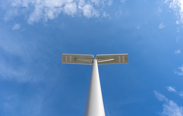 Geführte Parkbeleuchtung mit blauem Himmel