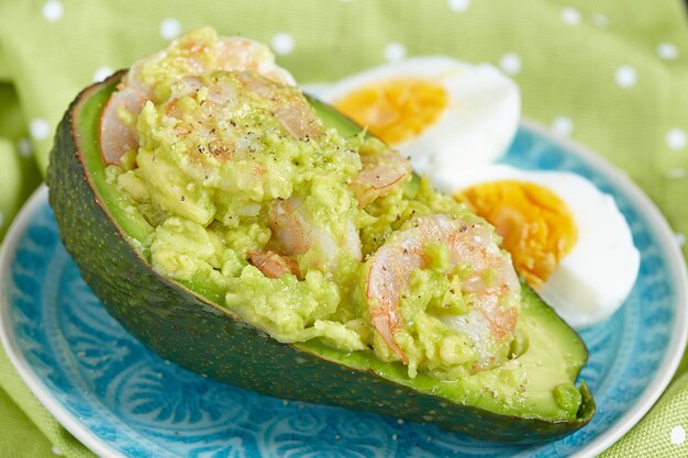 Gefüllte Avocado mit Knoblauch, Eiern und Garnelen