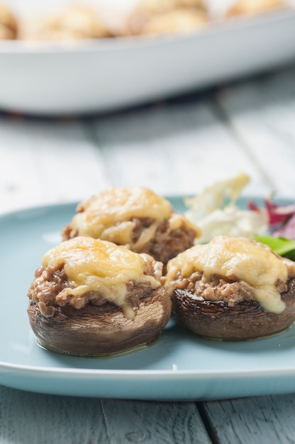 Gefüllte Champignons mit gebackenem Käse