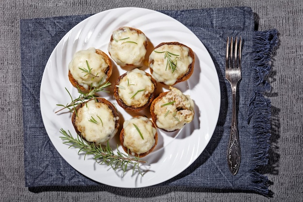 Foto gefüllte champignons mit huhn und käse auf dem teller