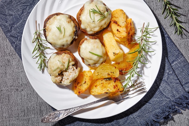 Gefüllte Champignons mit Huhn und Käse auf dem Teller