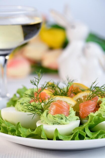 Gefüllte Eier mit Avocado und Lachs