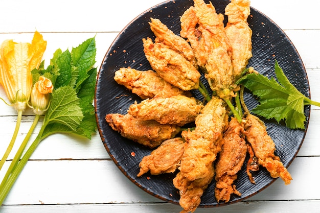 Gefüllte frittierte Zucchiniblüten auf dem Teller