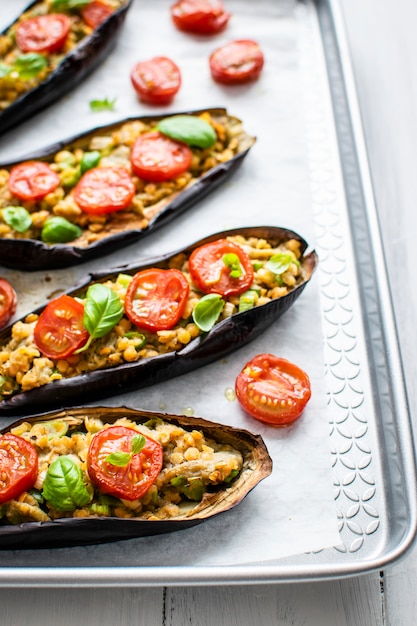 Gefüllte gebratene Auberginenboote mit Tomaten