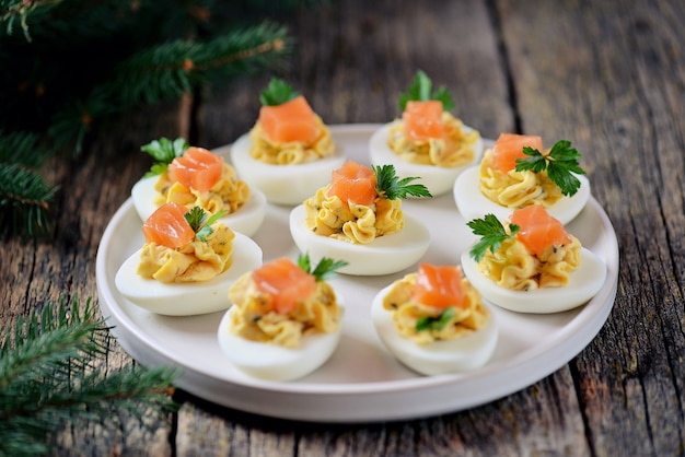 Gefüllte Hühnereier mit Weichkäse, Kapern und gesalzenem Lachs