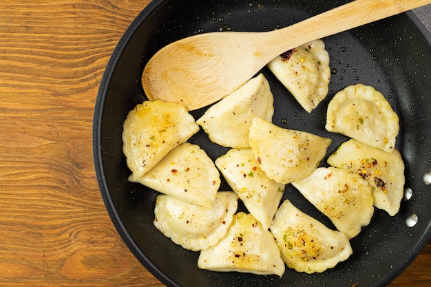 Gefüllte Knödel in einer Pfanne gebraten Köstliches traditionelles Gericht