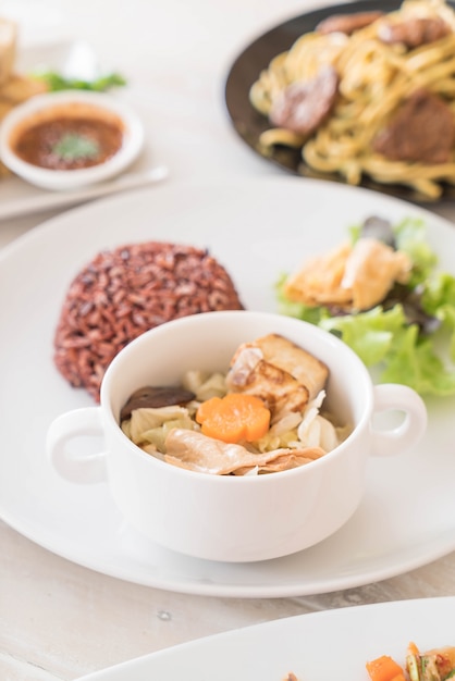 Gefüllte Kohlsuppe mit Beerenreis und Tofu