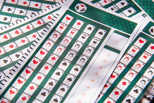 Foto gefüllte lottoscheine aus nächster nähe, lotto oder bingo spielen haben die chance, den jackpot zu gewinnen