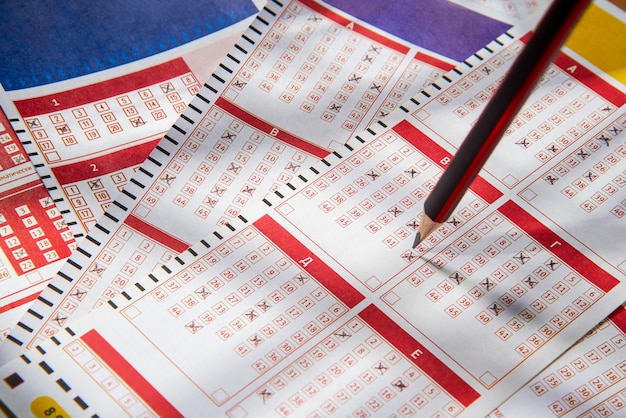 Foto gefüllte lottoscheine und bleistift, nahaufnahmen, lotto oder bingo haben die chance, den jackpot zu gewinnen