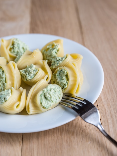 Gefüllte Lumaconi mit Käse auf einem Teller