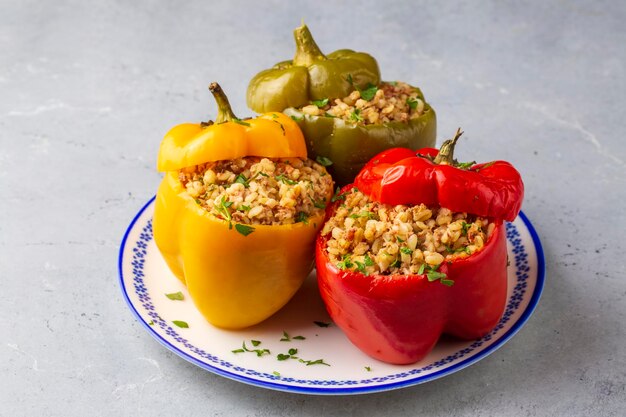 Gefüllte paprika mit bunten paprikaschoten eine köstliche gefüllte ...