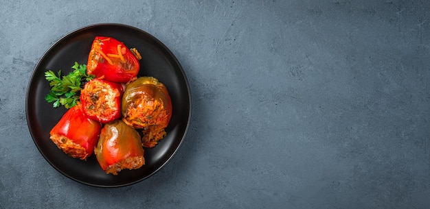 Gefüllte Paprika mit frischer Petersilie auf dunklem Hintergrund Gesundes Essen