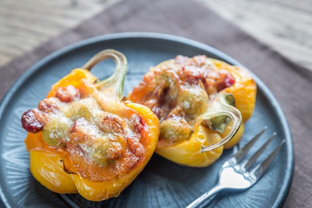 Foto gefüllte paprika mit würstchen und mozzarella-belag