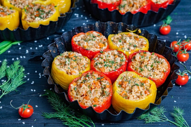 Gefüllte Paprika oder geschmorte Paprika mit Reis und Hackfleisch.