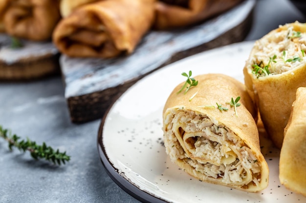 Gefüllte Pfannkuchen oder Crêpes-Brötchen mit Hähnchenfleisch und Käse Traditionelle russische Shrovetide Maslenitsa-Festmahlzeit Lebensmittelrezepthintergrund Nahaufnahme