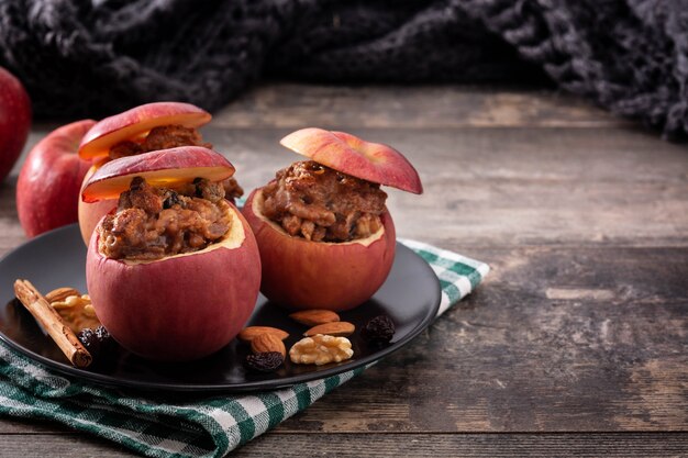 Gefüllte Äpfel mit Nüssen auf Holztisch gebacken