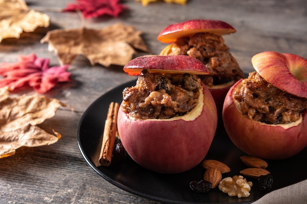 Gefüllte Äpfel mit Nüssen auf Holztisch gebacken