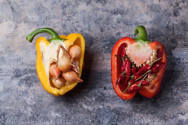 Gefüllte rote und gelbe Paprika