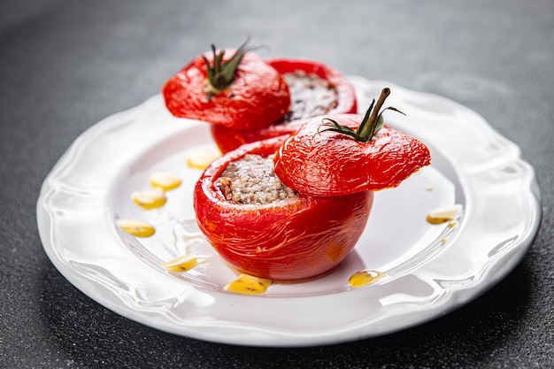 Gefüllte Tomaten, Fleischfüllung, Tomaten, gebackenes Gemüse, gesunde Mahlzeit, Snack auf dem Tisch