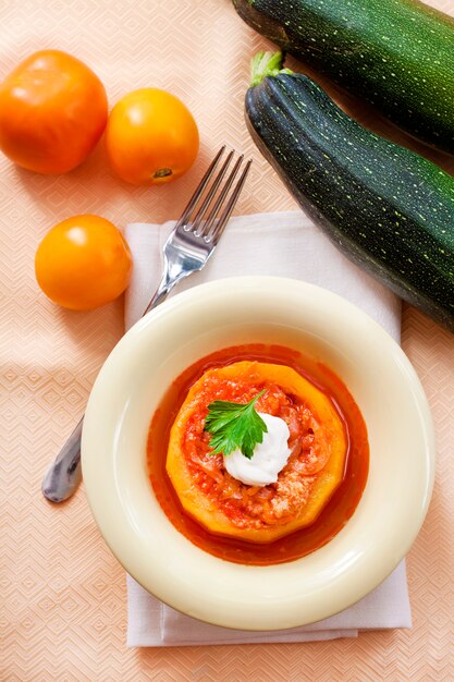 Gefüllte Zucchini mit Fleisch und Gemüse, in Tomatensauce gedünstet