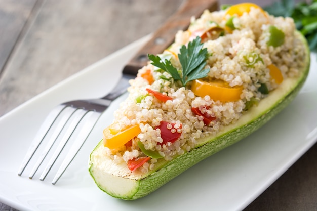 Gefüllte Zucchini mit Quinoa und Gemüse