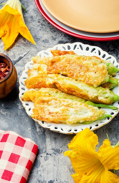 Foto gefüllte zucchiniblüten