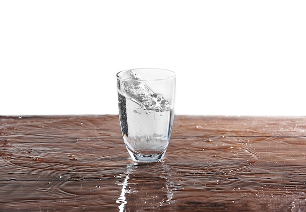 Gefülltes Glas Wasser auf Holztisch