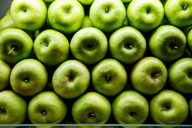 Gefütterte grüne Äpfel auf einer Theke.