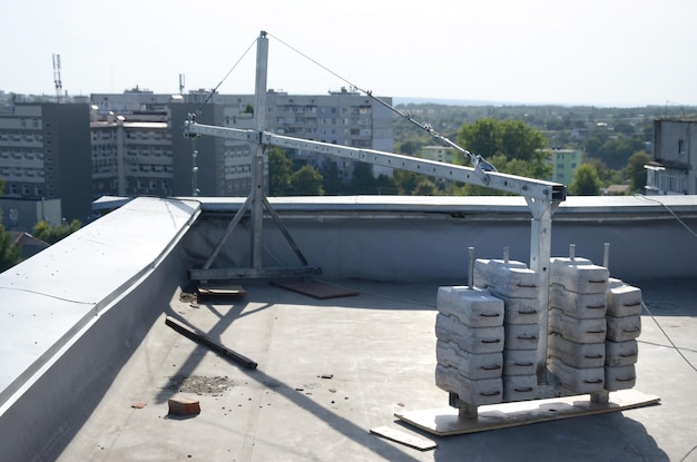 Gegengewicht oder Gewichtsausgleich Betonblöcke oder Ziegel als Teil einer hängenden Drahtseilplattform für Fassadenarbeiten an hohen mehrstöckigen Gebäuden Viele Blöcke mit Metallgriffen