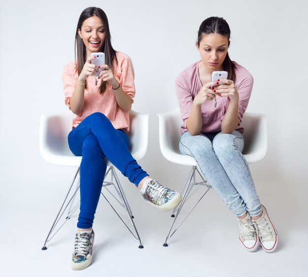 Gegenläufige Frauen mit Smartphones