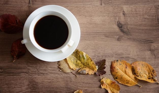 Gegenstände auf einem Holztisch eine Tasse Kaffee