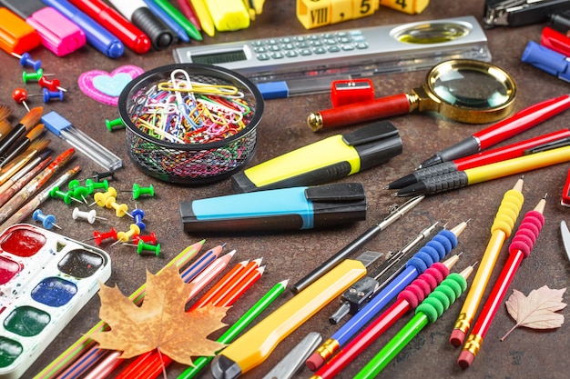 Gegenstände für die Schule in Komposition auf dem Tisch