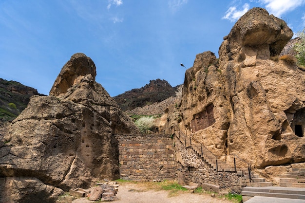 Geghard es un monasterio cristiano ortodoxo ubicado en la región de Kotayk de Armenia