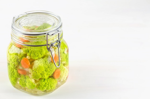 Gegorenes konserviertes vegetarisches probiotisches Essen: grüner Blumenkohl und Brokkoli in Gläsern