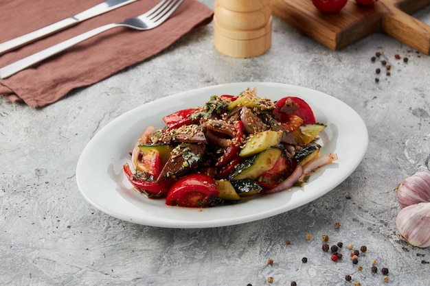 Foto gegrillte auberginen mit fleisch und frischem gemüse